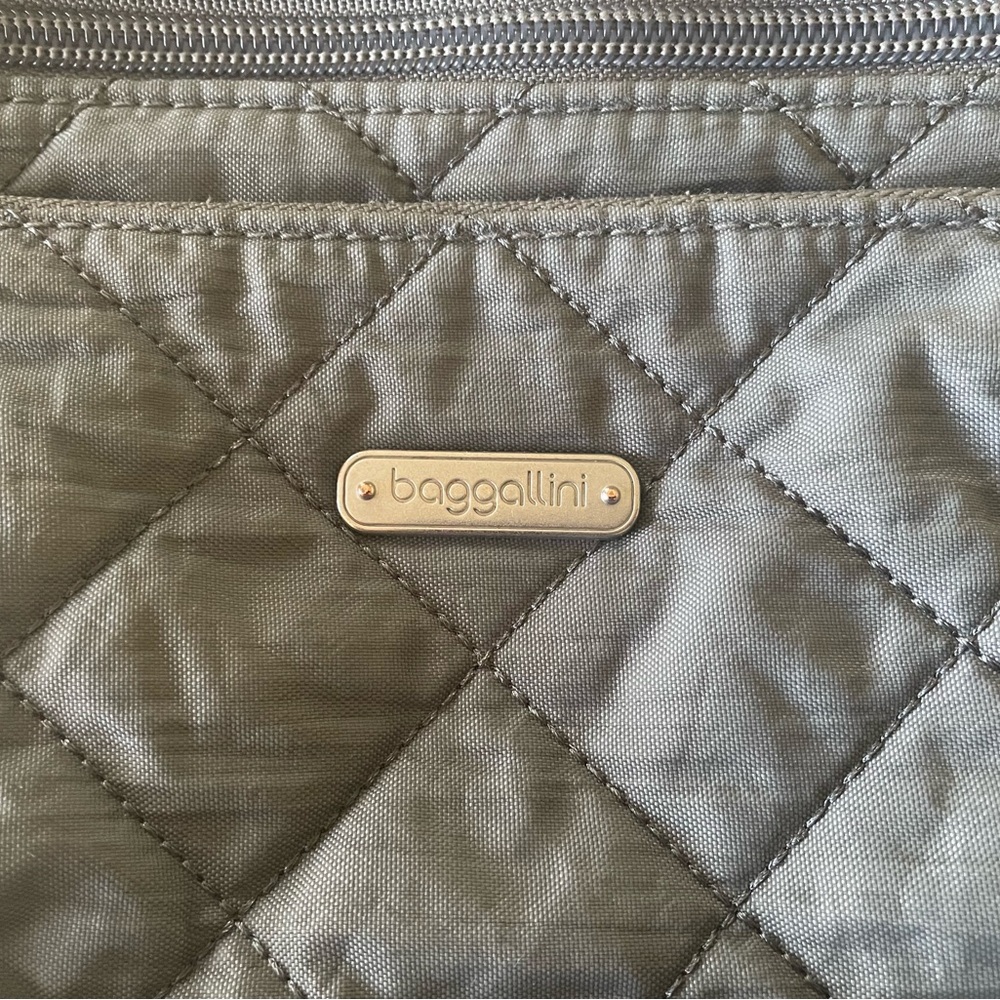 Small grey quilted Baggallini nylon purse w/straps & RFID great travel bag
